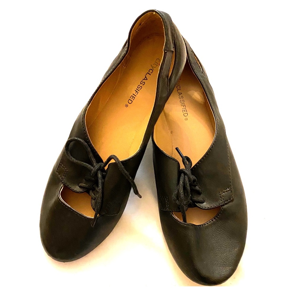 Black leather flats with small heels, no scuffs!